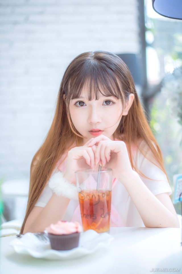 “呵~”刘璋无奈的笑了起来，外面响起了喊杀声，虽然民心所向，但终究还是有那么一批人选择了反抗，哪怕这份反抗，在此时已经没有任何意义。